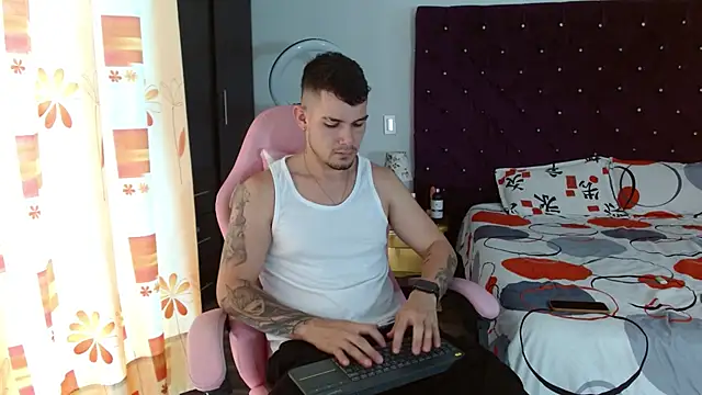 Snapshot of BooyHott_ chatting on 31, 10, 2025 BooyHott online show from 31, 10, 2025