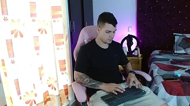 Snapshot of BooyHott_ chatting on 21, 11, 2025 BooyHott online show from 21, 11, 2025