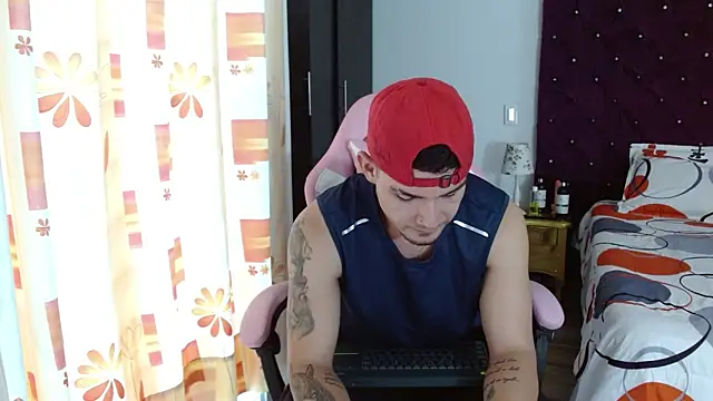 Snapshot of BooyHott_ chatting on 25, 10, 2025 BooyHott online show from 25, 10, 2025