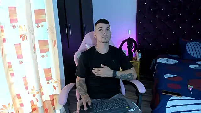 Snapshot of BooyHott_ chatting on 23, 11, 2025 BooyHott online show from 23, 11, 2025