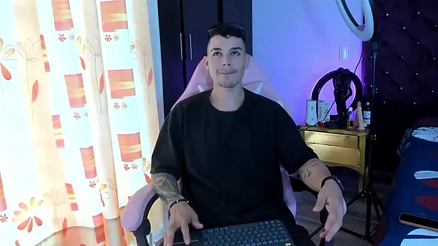 Snapshot of BooyHott_ chatting on 24, 11, 2025 BooyHott online show from 24, 11, 2025