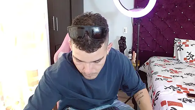 Snapshot of BooyHott_ chatting on 12, 11, 2025 BooyHott online show from 12, 11, 2025