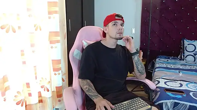 Snapshot of BooyHott_ chatting on 7, 11, 2025 BooyHott online show from 7, 11, 2025