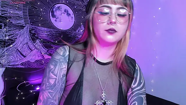 Snapshot of Hallucigenia_ chatting on 28, 11, 2025 Hallucigenia online show from 28, 11, 2025