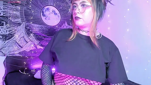 Snapshot of Hallucigenia_ chatting on 20, 11, 2025 Hallucigenia online show from 20, 11, 2025