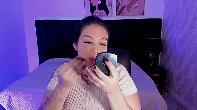 Snapshot of camiladuke7 chatting on 14, 11, 2025 camiladuke7 online show from 14, 11, 2025