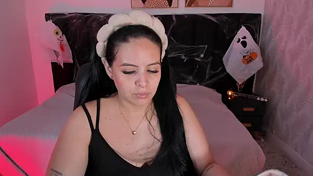 Snapshot of camiladuke7 chatting on 28, 10, 2025 camiladuke7 online show from 28, 10, 2025