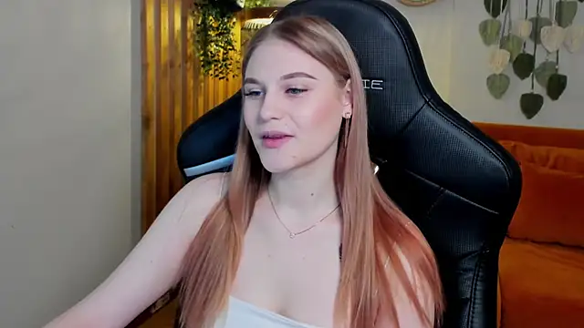 Snapshot of AriaWell chatting on 14, 11, 2025 AriaWell online show from 14, 11, 2025