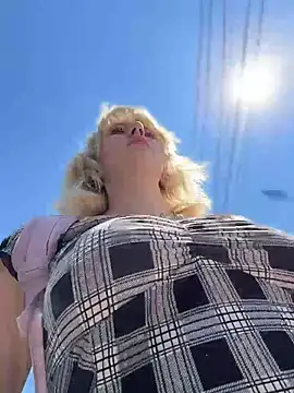 Snapshot of RonnieKiss chatting on 4, 6, 2026 RonnieKiss online show from 4, 6, 2026