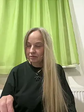 Snapshot of B_i_r_d_i_e chatting on 3, 10, 2025 B i r d i e online show from 3, 10, 2025