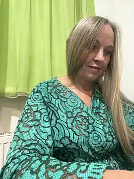 Snapshot of B_i_r_d_i_e chatting on 23, 9, 2025 B i r d i e online show from 23, 9, 2025