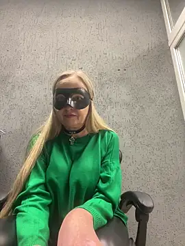 Snapshot of B_i_r_d_i_e chatting on 30, 9, 2025 B i r d i e online show from 30, 9, 2025