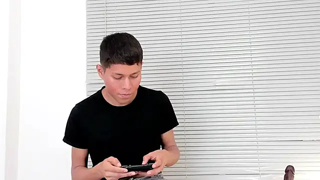 Snapshot of Little_liam chatting on 19, 10, 2025 Little liam online show from 19, 10, 2025