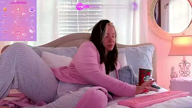 STIFFLERSMOMM online show from 9, 11, 2025