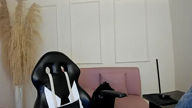 emiilyy cute online show from 3, 10, 2025