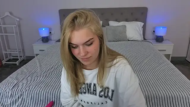 Snapshot of AlinaLiii chatting on 28, 4, 2026 AlinaLiii online show from 28, 4, 2026
