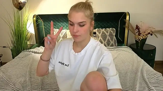 Snapshot of AlinaLiii chatting on 7, 5, 2026 AlinaLiii online show from 7, 5, 2026