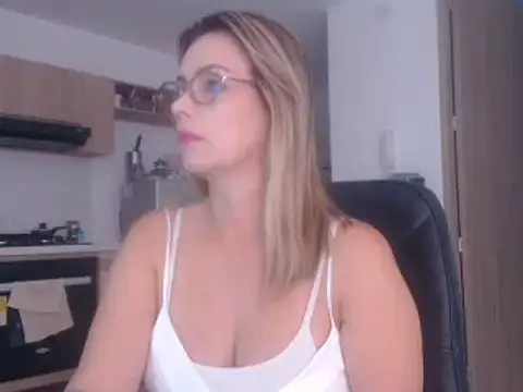 Snapshot of LovePaula chatting on 17, 2, 2025 LovePaula online show from 17, 2, 2025