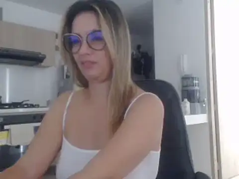 Snapshot of LovePaula chatting on 15, 3, 2025 LovePaula online show from 15, 3, 2025