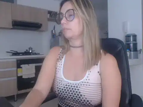 Snapshot of LovePaula chatting on 22, 2, 2025 LovePaula online show from 22, 2, 2025