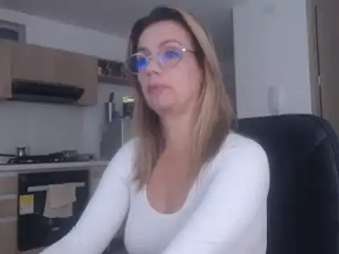 Snapshot of LovePaula chatting on 10, 3, 2025 LovePaula online show from 10, 3, 2025