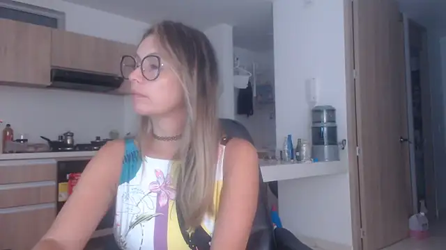 Snapshot of LovePaula chatting on 19, 10, 2025 LovePaula online show from 19, 10, 2025