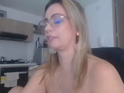 Snapshot of LovePaula chatting on 17, 3, 2025 LovePaula online show from 17, 3, 2025