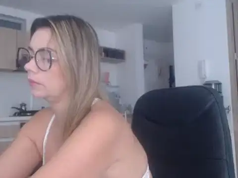 Snapshot of LovePaula chatting on 24, 2, 2025 LovePaula online show from 24, 2, 2025