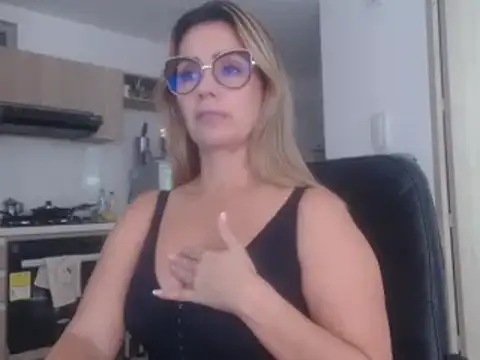 Snapshot of LovePaula chatting on 5, 3, 2025 LovePaula online show from 5, 3, 2025