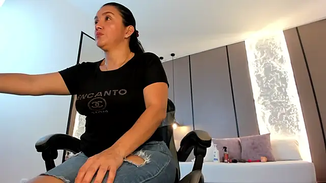 zoee zi online show from 11, 2, 2026