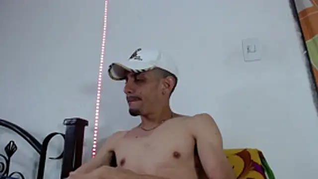 Snapshot of LATINO27CM chatting on 5, 11, 2025 LATINO27CM online show from 5, 11, 2025