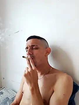 Snapshot of LATINO27CM chatting on 15, 10, 2025 LATINO27CM online show from 15, 10, 2025