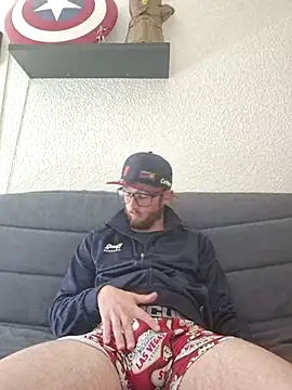 nymphomaniecouple online show from 15, 4, 2026