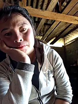 Snapshot of xuxulovezz chatting on 5, 2, 2026 xuxulovezz online show from 5, 2, 2026