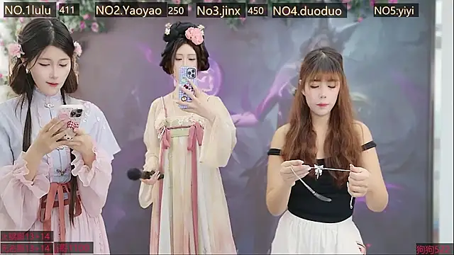 Snapshot of DogdogSM chatting on 8, 11, 2025 DogdogSM online show from 8, 11, 2025