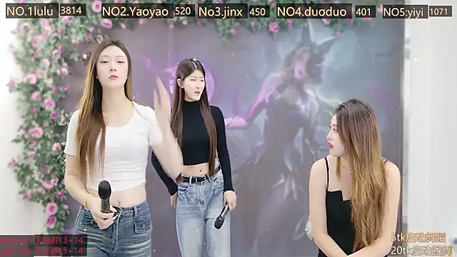 Snapshot of DogdogSM chatting on 10, 11, 2025 DogdogSM online show from 10, 11, 2025