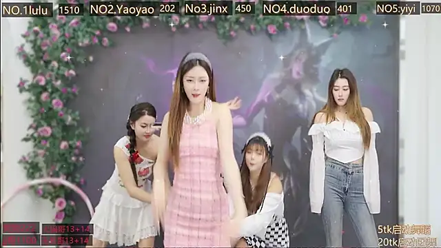 Snapshot of DogdogSM chatting on 7, 11, 2025 DogdogSM online show from 7, 11, 2025