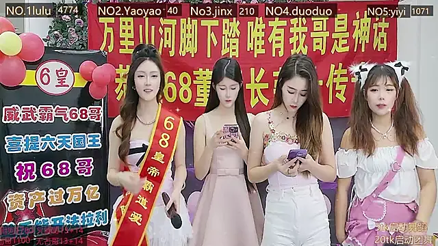 Snapshot of DogdogSM chatting on 14, 11, 2025 DogdogSM online show from 14, 11, 2025