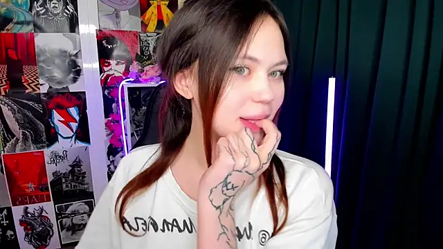 mise en scene online show from 5, 10, 2025