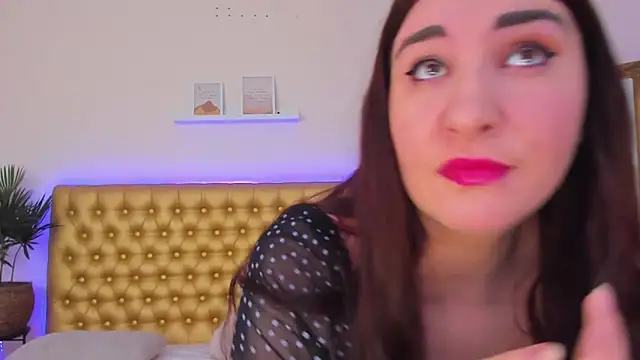 TrishaDarks online show from 6, 4, 2026