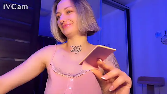 Kira Pierce online show from 25, 9, 2025