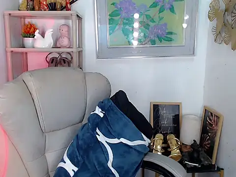 Eyes-on-me online show from 8, 7, 2026