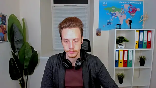 LeoMooree online show from 15, 11, 2025