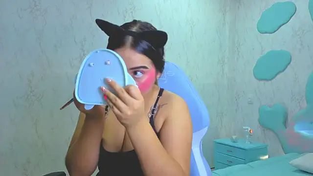 Mia Cuttee online show from 25, 11, 2025