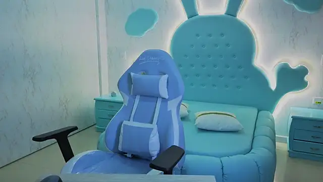 Mia Cuttee online show from 20, 10, 2025