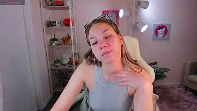 Al1ice Moures online show from 3, 12, 2025