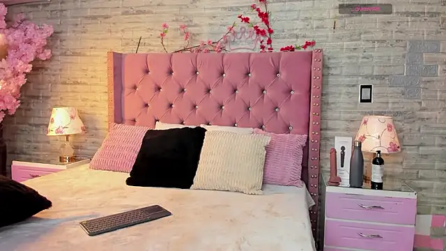 NaiaWhisper online show from 22, 2, 2026