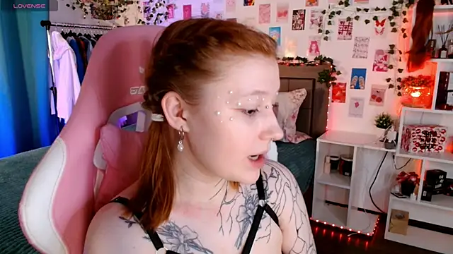 Ayla Hicks online show from 15, 11, 2025