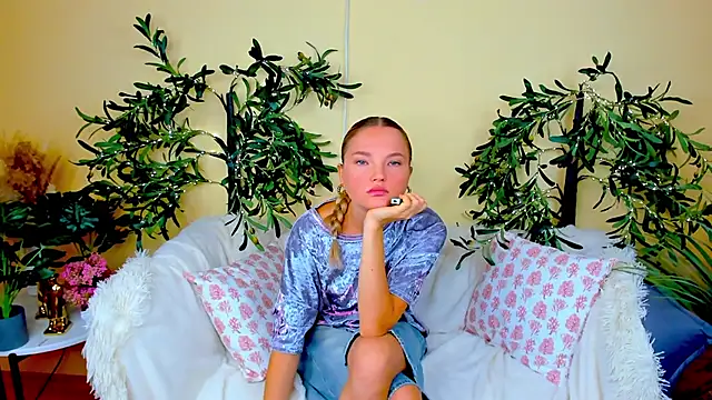 CoraleeStaebell online show from 28, 9, 2025