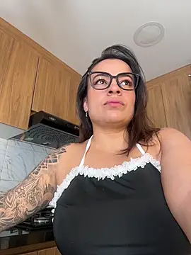 Snapshot of liz_and_thiago chatting on 15, 5, 2026 liz and thiago online show from 15, 5, 2026